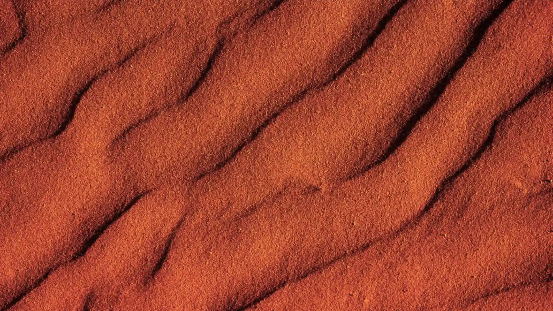 Sable ocre ondulé par le vent, au-dessus de Taghazout